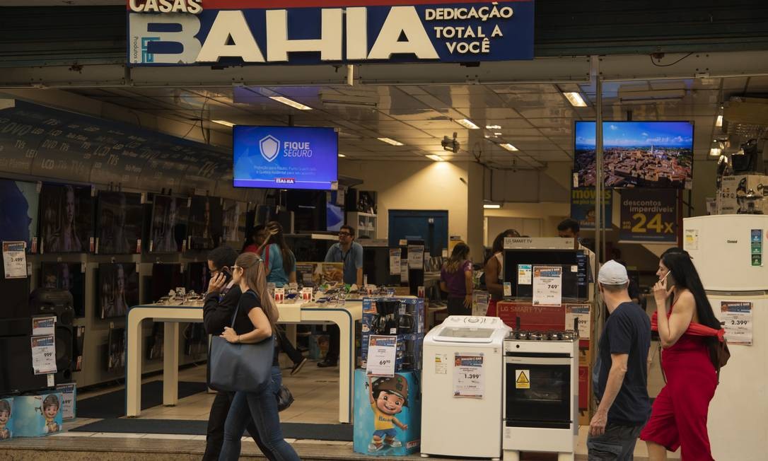 Casas Bahia storefront with shoppers inside
